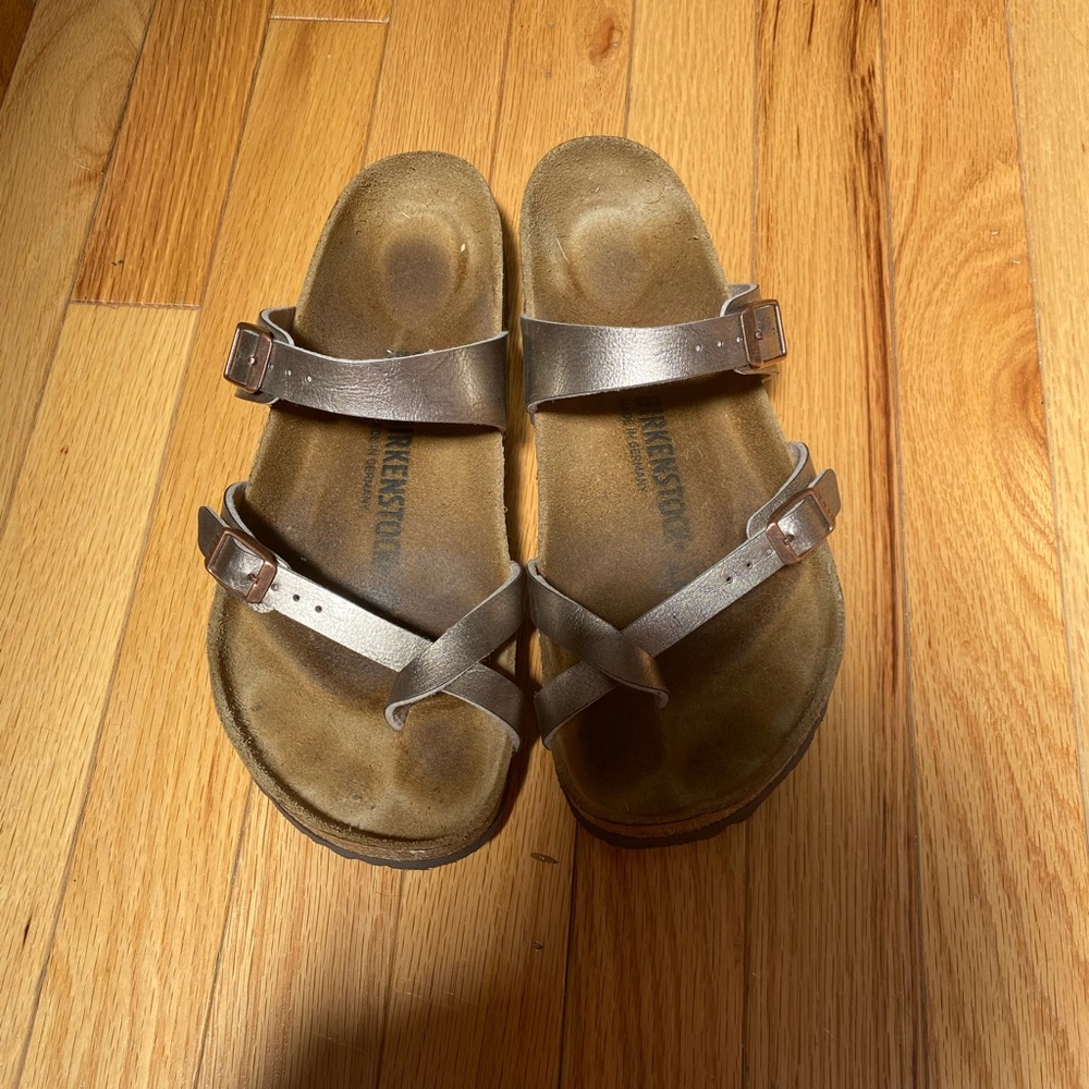 Size 40 Birkenstock. Metallic champagne color. EUC